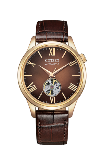 Vooraanzicht van het Citizen „Autumn Light“-horloge met een bruine wijzerplaat met kleurverloop, roségouden Romeinse cijfers, een bijpassende roségoudkleurige kast en een cirkelvormige openhartuitsparing op de 6-uurpositie, waardoor het mechanische uurwerk zichtbaar is. Het horloge is bevestigd aan een donkerbruine leren band met textuur.