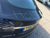 Een bekladde Tesla Model S. Elon Musk stelt voor dat Tesla-auto's alarm kunnen slaan om te voorkomen dat ze worden gesleuteld (bron: John Vermetten via Autogespot)