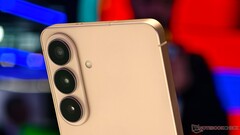 Volgens een bericht uit Korea heeft Samsung bevestigd dat de Galaxy S27 Ultra uitsluitend zal beschikken over een systeem met drie camera’s.