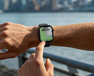 De Watch Hyper is uitgerust met een dual-band GPS-systeem. Afgebeeld: de smartwatch met een kaart op het scherm.