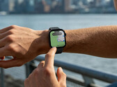 De Watch Hyper is uitgerust met een dual-band GPS-systeem. Afgebeeld: de smartwatch met een kaart op het scherm.