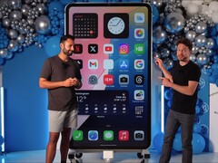 YouTubers DIY Perks en MrWhoseTheBoss hebben 's werelds grootste iPhone 15 Pro Max gebouwd. (Beeldbron: YouTube / MrWhoseTheBoss)