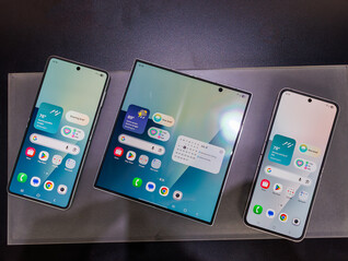 De nieuwste opvouwbare Samsung-telefoons, uitgevouwen, van links naar rechts: Galaxy Z Flip7, Fold7 en Flip7 FE (bron: Notebookcheck)