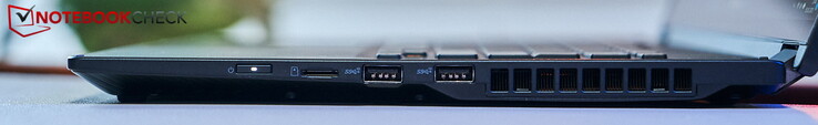 Rechts: Aan-schakelaar, microSD-lezer, 2x USB-A 3.2 Gen2