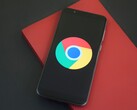 Smartphone waarop het Google Chrome-logo wordt weergegeven, ter illustratie van GLM-5.3 en een Chrome-exploit.