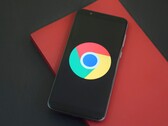 Smartphone waarop het Google Chrome-logo wordt weergegeven, ter illustratie van GLM-5.3 en een Chrome-exploit.