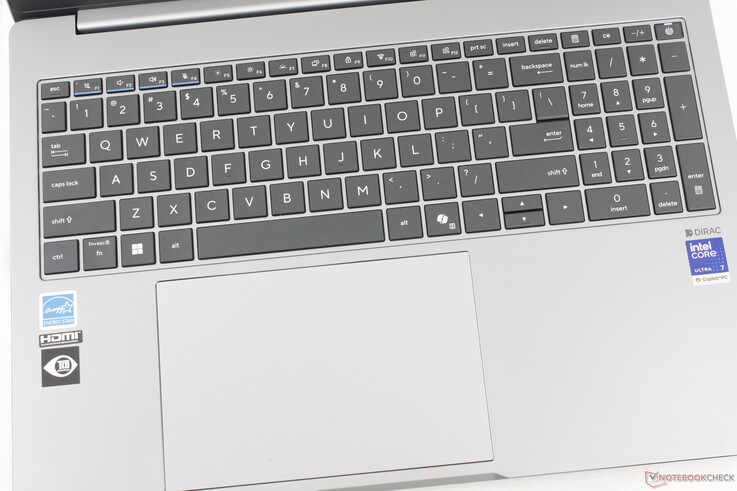 ExpertBook-laptops vallen op door hun gekleurde accentlijnen op de F1- tot en met F4-toetsen