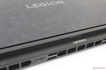 Hoewel de achterkant verlengd is om te helpen bij het koelen, steekt deze veel minder uit dan bij de meeste andere gaminglaptops, voor een algeheel kleinere voetafdruk