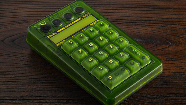 De 8BitDo Retro 18 Mechanical Numpad - Xbox Edition doet tevens dienst als rekenmachine.