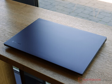 De slanke behuizing van de Acer Swift X 14 AI (Afbeelding bron: Notebookcheck)