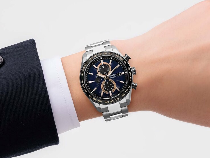 Citizen Attesa AT8297-51L-chronograaf gedragen om de pols, met een marineblauwe wijzerplaat, roségouden accenten en een zwarte wereldtijdbezel.