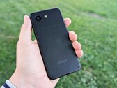 De Enough Phone is ongeveer even compact als de Apple iPhone 13 mini.