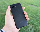 De Enough Phone is ongeveer even compact als de Apple iPhone 13 mini.