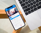 Een telefoon met de Facebook-app op het scherm. Stock afbeelding. (Afbeeldingsbron: Timothy Hales Bennett op Unsplash)