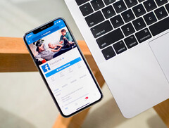 Een telefoon met de Facebook-app op het scherm. Stock afbeelding. (Afbeeldingsbron: Timothy Hales Bennett op Unsplash)