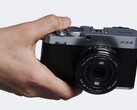Fujifilm X-E4 compacte APS-C camera in de hand