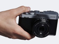 Fujifilm X-E4 compacte APS-C camera in de hand