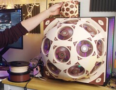 De Noctua SuperDome plaatst 15 ventilatoren in het zijpaneel van een gaming PC.