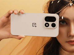 De OnePlus 15 wordt opnieuw getipt over een batterijcapaciteit van 7.300 mAh. Afgebeeld: een promofoto van de vlaggenschip telefoon. (Afbeeldingsbron: OnePlus)