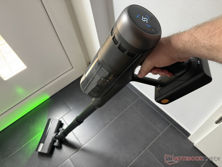 Roborock H60 Ultra reinigt de vloer, bovenaan het rudimentaire display
