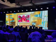 Samsung's The Frame Pro maakt gebruik van mini-LED's aan de onderrand in plaats van achter het paneel. (Afbeeldingsbron: Notebookcheck)