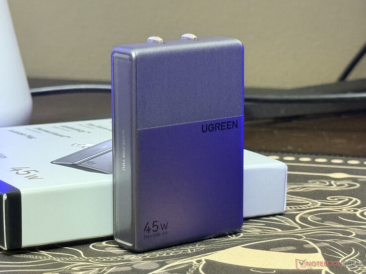 De Ugreen Nexode Air 45W Slim-oplader, naast de minimalistische verpakking