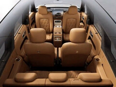 Het interieur van de Sky Nomad N90 SUV
