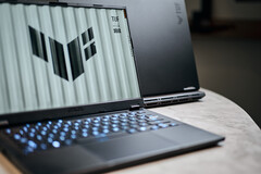 De ASUS TUF Gaming A14 en A16 bieden ruimte voor twee SSD&#039;s. (Bron: Alex Waetzel voor Notebookcheck)