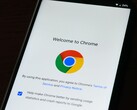Smartphone waarop het welkomstscherm van Google Chrome met het Chrome-logo wordt weergegeven