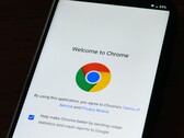 Smartphone waarop het welkomstscherm van Google Chrome met het Chrome-logo wordt weergegeven