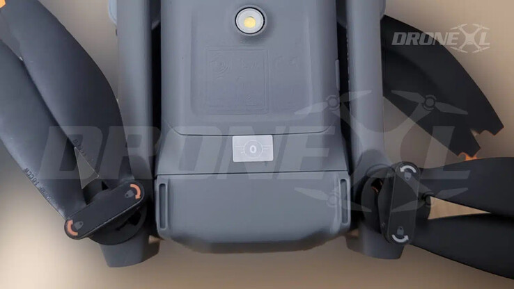 De Mini 5 Pro heeft een knop aan de zijkant waarmee hij naar verwachting kan opstijgen zonder een controller bij de hand te hebben. (Afbeeldingsbron: via DroneXL &amp; Jasper Ellens)