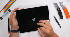 Een pre-teardown OnePlus Pad. (Bron: JerryRigEverything via YouTube)