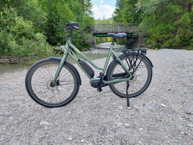 De stille Shimano Steps E5000 motor maakt woon-werkverkeer naar kantoor en terug een fluitje van een cent, met een beetje off-road rijden ook mogelijk (Afbeelding bron: Notebookcheck)