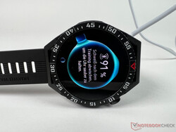 Huawei Watch GT 3 SE tijdens het opladen
