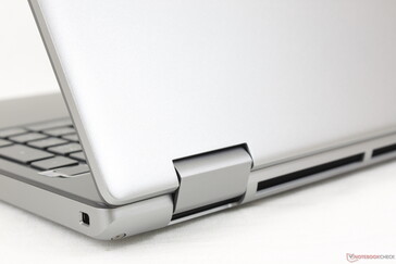 De gladde helderzilveren buitenklep is qua textuur vergelijkbaar met de XPS-serie of de meeste andere Precision -modellen