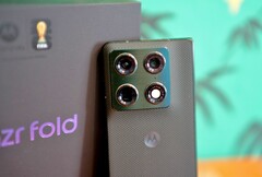 De Motorola Razr Fold doet er alles aan om de beste opvouwbare telefoon met camera te worden.