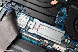 RAM is ingesoldeerd, maar de M.2 2280 SSD en M.2 2230 Wi-Fi module kunnen worden vervangen.