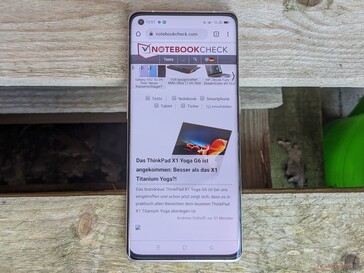 Oppo Find X3 Neo in openluchtgebruik