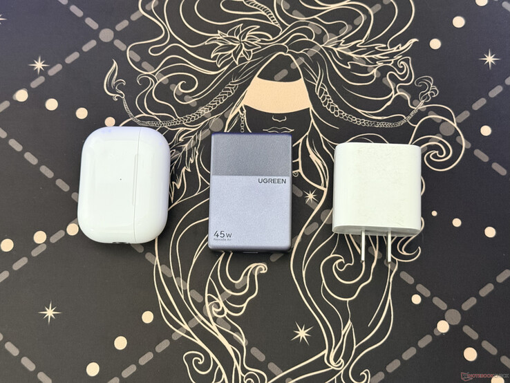 De Ugreen Nexode Air 45W Slim naast het hoesje van de AirPods Pro en de Apple 18W-oplader