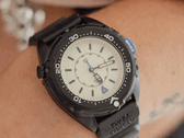De Timex Intrepid x Dimepiece Blackout Edition heeft een zwarte roestvrijstalen kast, een crèmekleurige wijzerplaat en paarse accenten