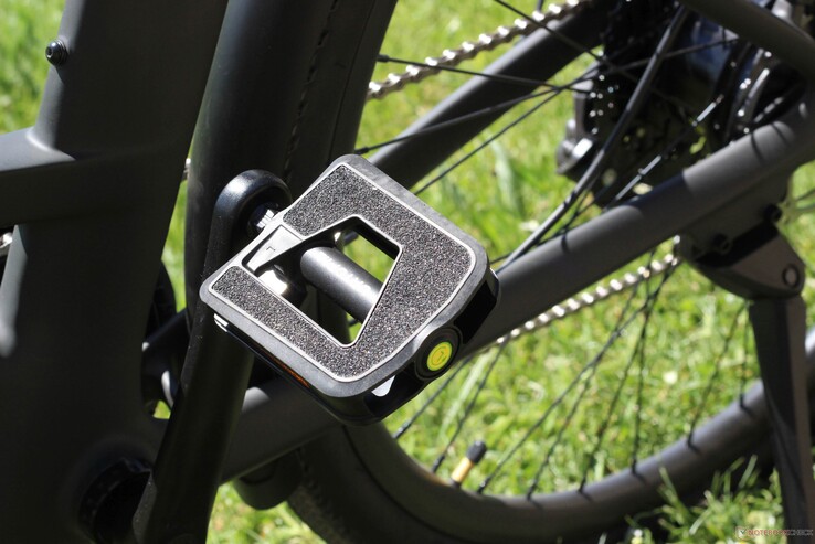 De vlakke pedalen zijn stevig