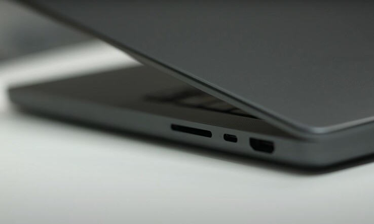 De aankomende M4 MacBook Pro zal een extra Thunderbolt 4-poort hebben. (Afbeelding bron: Romancev768V via YouTube)