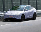 De 2026 Tesla Model Y Performance trim op het circuit van de Nürburgring. (Afbeeldingsbron: CarSpy/YT)