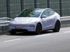 De 2026 Tesla Model Y Performance trim op het circuit van de Nürburgring. (Afbeeldingsbron: CarSpy/YT)