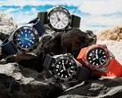 Vier Citizen Promaster Marine-duikhorloges in de kleuren wit, zwart, blauw en oranje, tentoongesteld op rotsen aan de kust.
