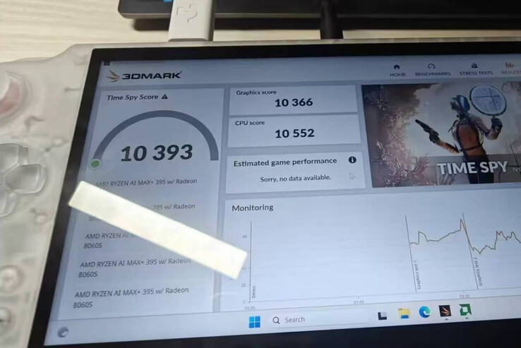 Dit prototype lijkt op een GPD Win 4 zonder het inschuifbare displaymechanisme. (Afbeeldingsbron: QQ via @9550pro)