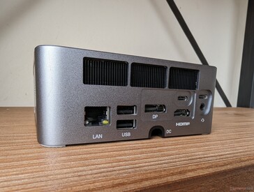 Achterkant: 2,5 Gbps RJ-45, 2x USB-A 2.0, DisplayPort 1.4, 2x USB-C 4.0 w/ Power Delivery + DisplayPort, HDMI 2.1