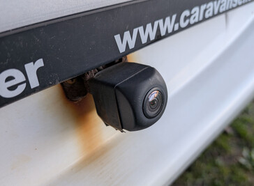 De achteruitrijcamera begon na ongeveer 6 maanden gebruik uit de behuizing te vallen