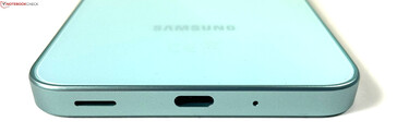 Onder: luidspreker, USB-C 2.0, microfoon