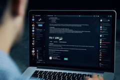 Brad "Cafrozed" Dennis, de PI die de verantwoordelijke persoon opspoorde, deed zich online voor als een wraakzuchtige ex-man om Discord-servers en Telegram-groepen te verzwakken. (Afbeeldingsbron: Konstantin Savusia/Shutterstock)